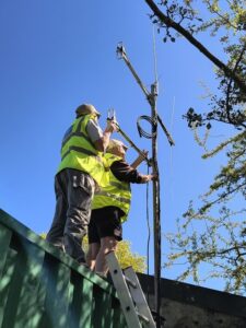 2 men erecting an antenna